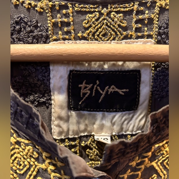 Biya by Johnny WAs 100% Silk Embroidered Front & Back Gray Tunic - Picture 2 of 5